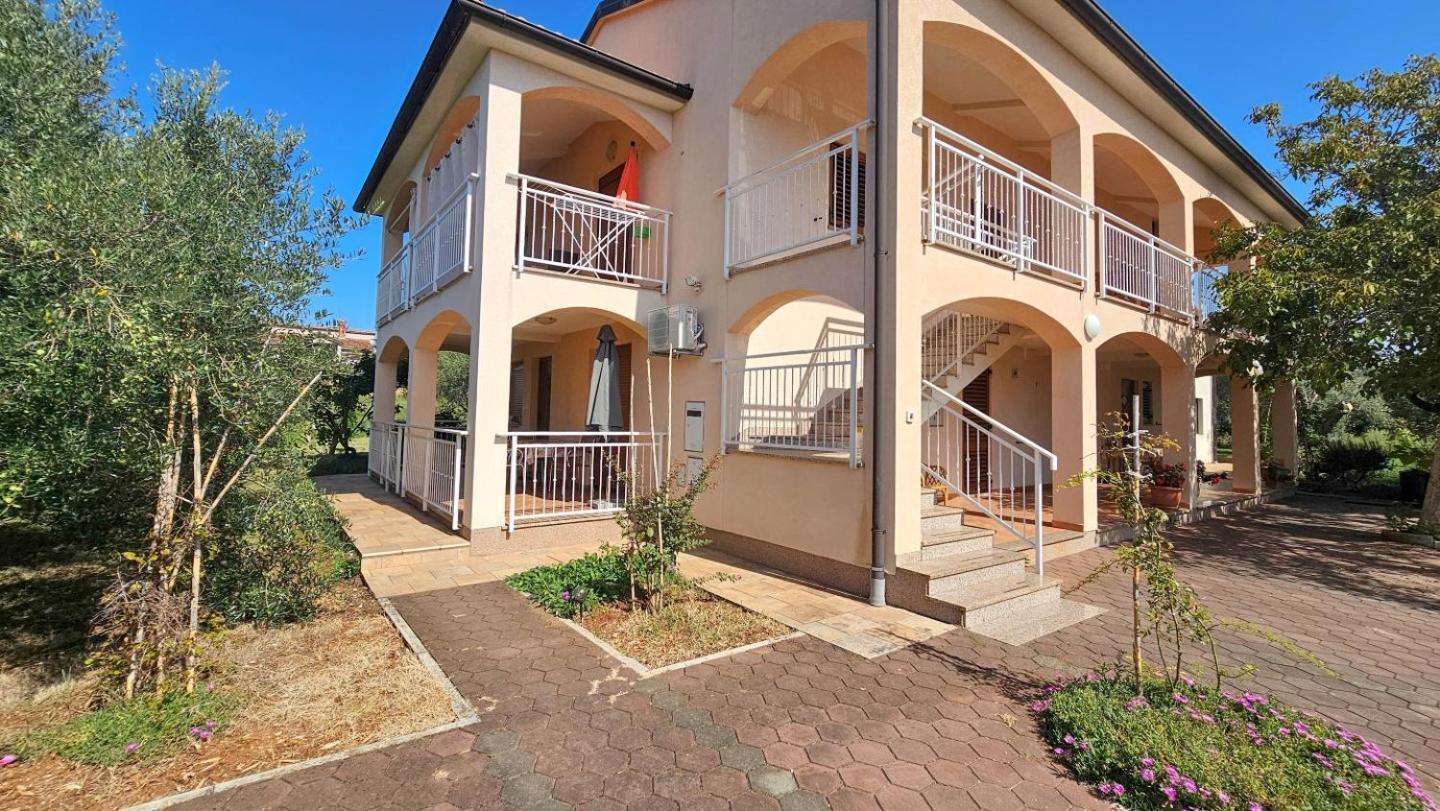 Viola Three Appartement Novigrad Istria Buitenkant foto